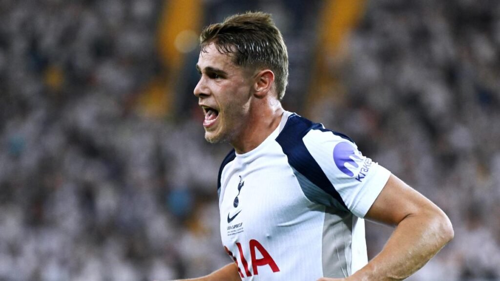 Tottenham, Van de Ven 'flirta' con il Barcellona: "Puyol era semplicemente Il Capitano" -