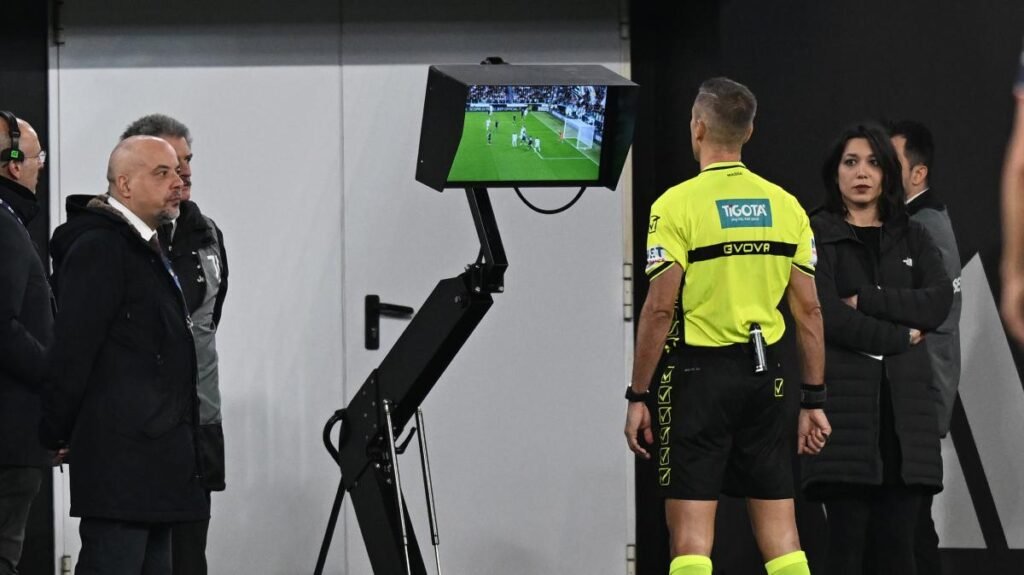 Arbitri e VAR nel caos in Serie A, il parere degli opinionisti -