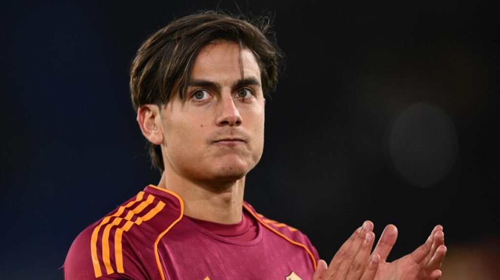 Roma, il 2025 di Dybala finisce da... portiere. Paulo con i guantoni nell'ultimo allenamento -