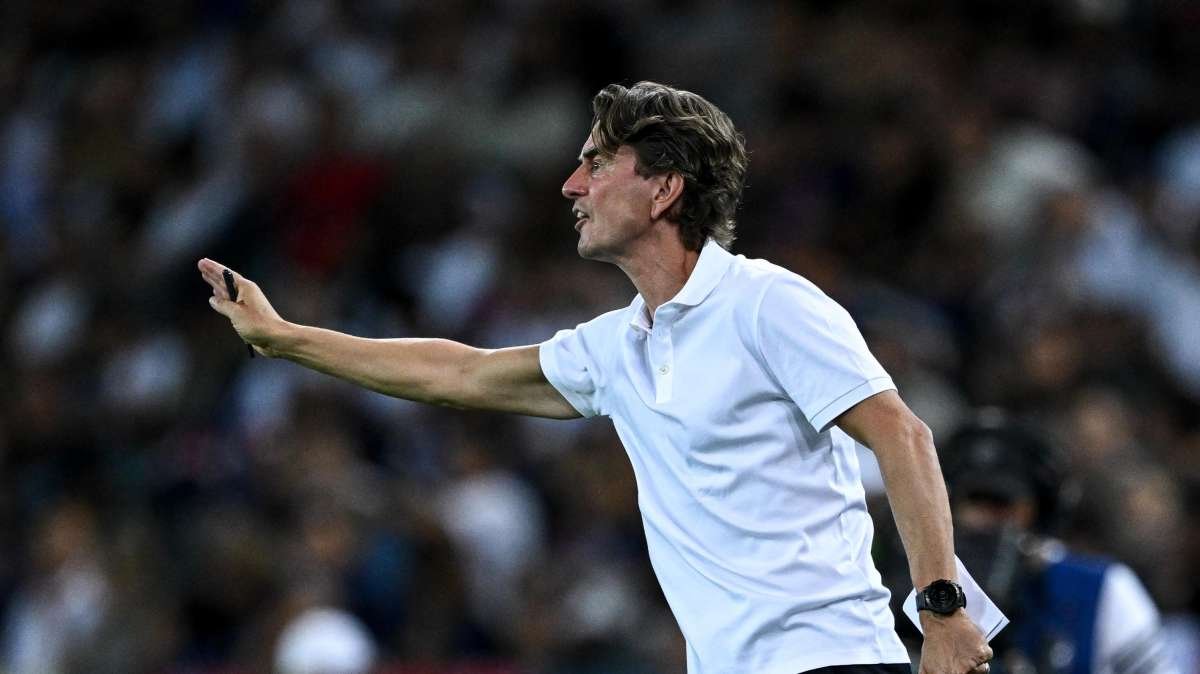 Tottenham, bufera su Frank: sorseggia caffè in un bicchiere con il logo dell'Arsenal -