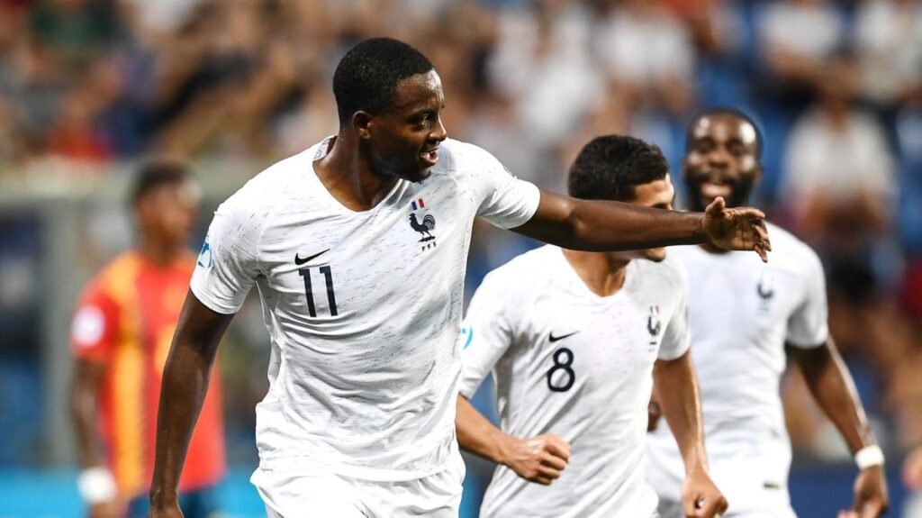 Weekend lunghissimo per il mercato del Milan: assalto a Mateta, poi un nuovo difensore -