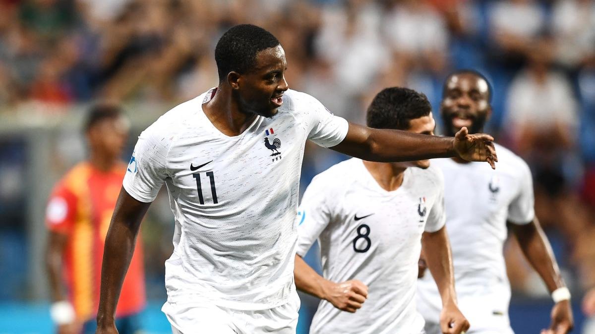 Weekend lunghissimo per il mercato del Milan: assalto a Mateta, poi un nuovo difensore -