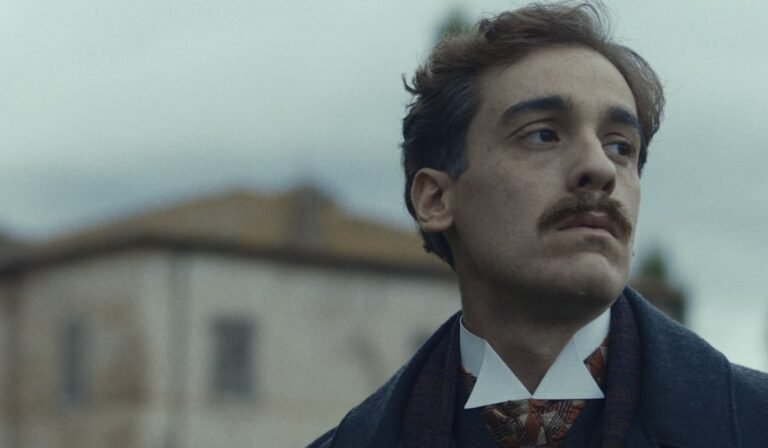 Il film su Pascoli con Federico Cesari e Benedetta Porcaroli debutta il 13 gennaio 2026 su Rai 1. Le anticipazioni