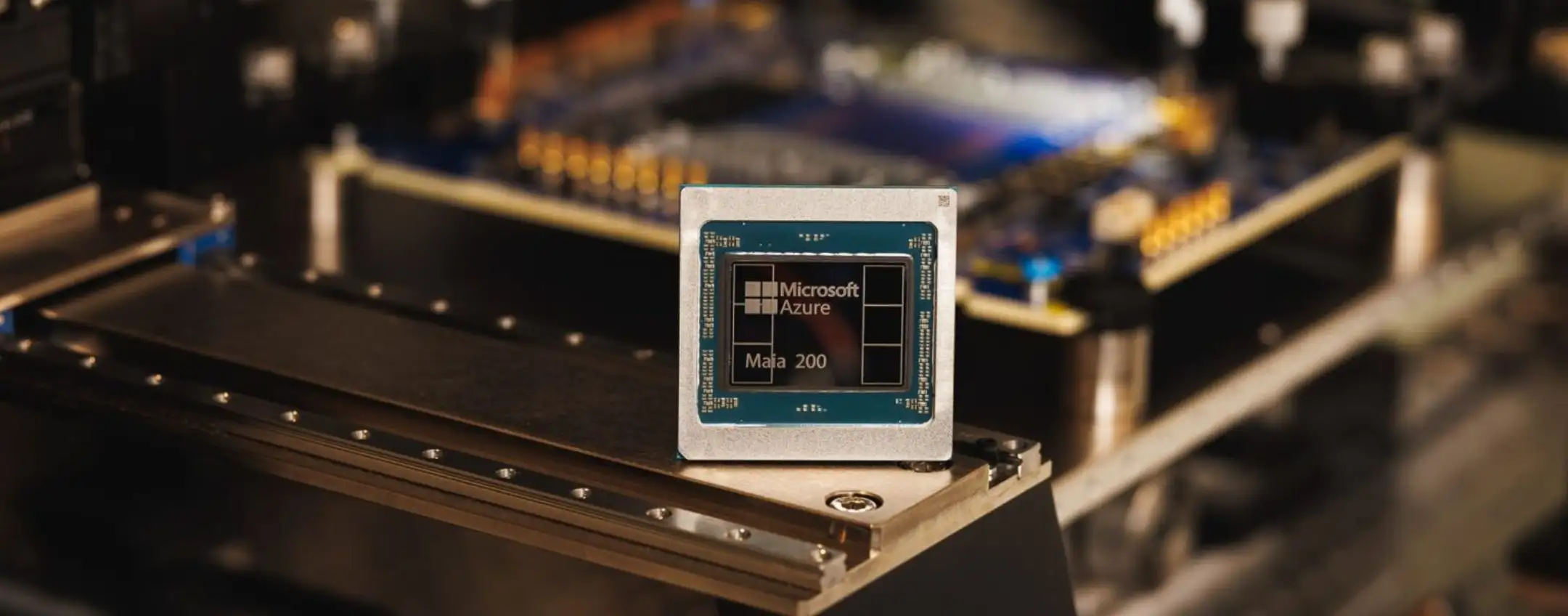 Microsoft lancia Maia 200: il chip AI che sfida Amazon e Google