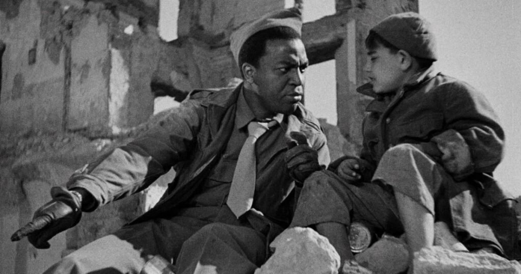 A quasi 80 anni dalla sua uscita, questo film italiano sulla guerra continua a essere spietatamente moderno