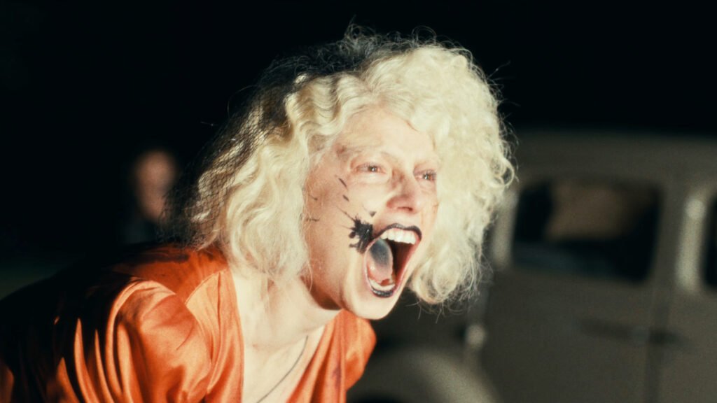 «Il mostruoso è dentro tutti noi»: Maggie Gyllenhaal ci racconta La Sposa!, radicale rilettura di Frankenstein