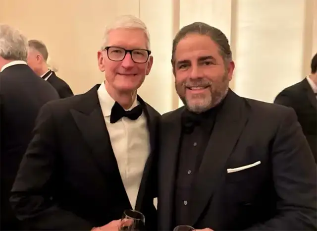 Tim Cook con Brett Ratner all'anteprima di Melania