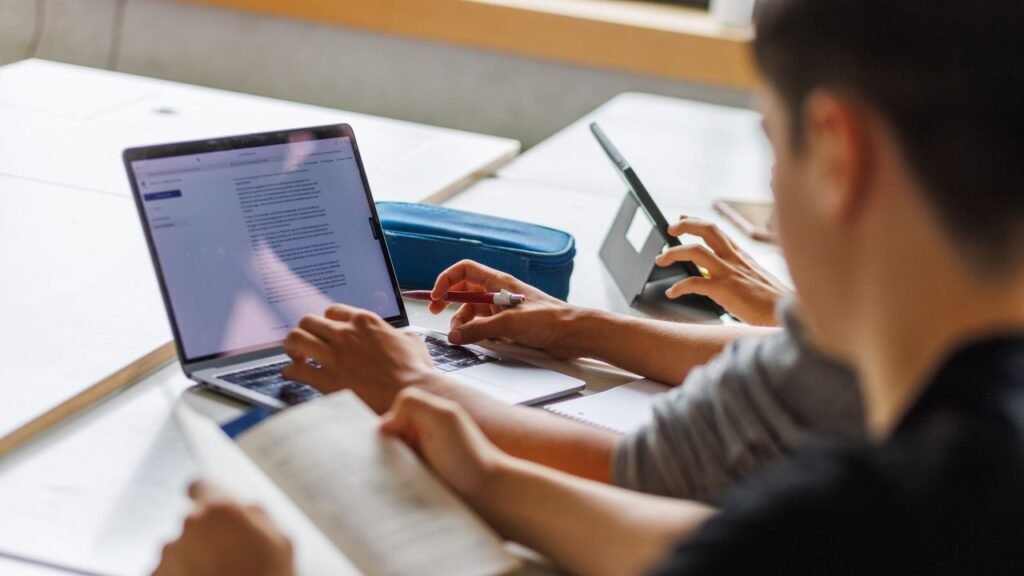 Studiare con l'AI, quali sono le app pi&ugrave; utili per preparare gli esami (e non per copiare)