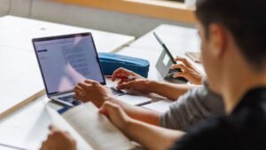 Studiare con l'AI, quali sono le app pi&ugrave; utili per preparare gli esami (e non per copiare)