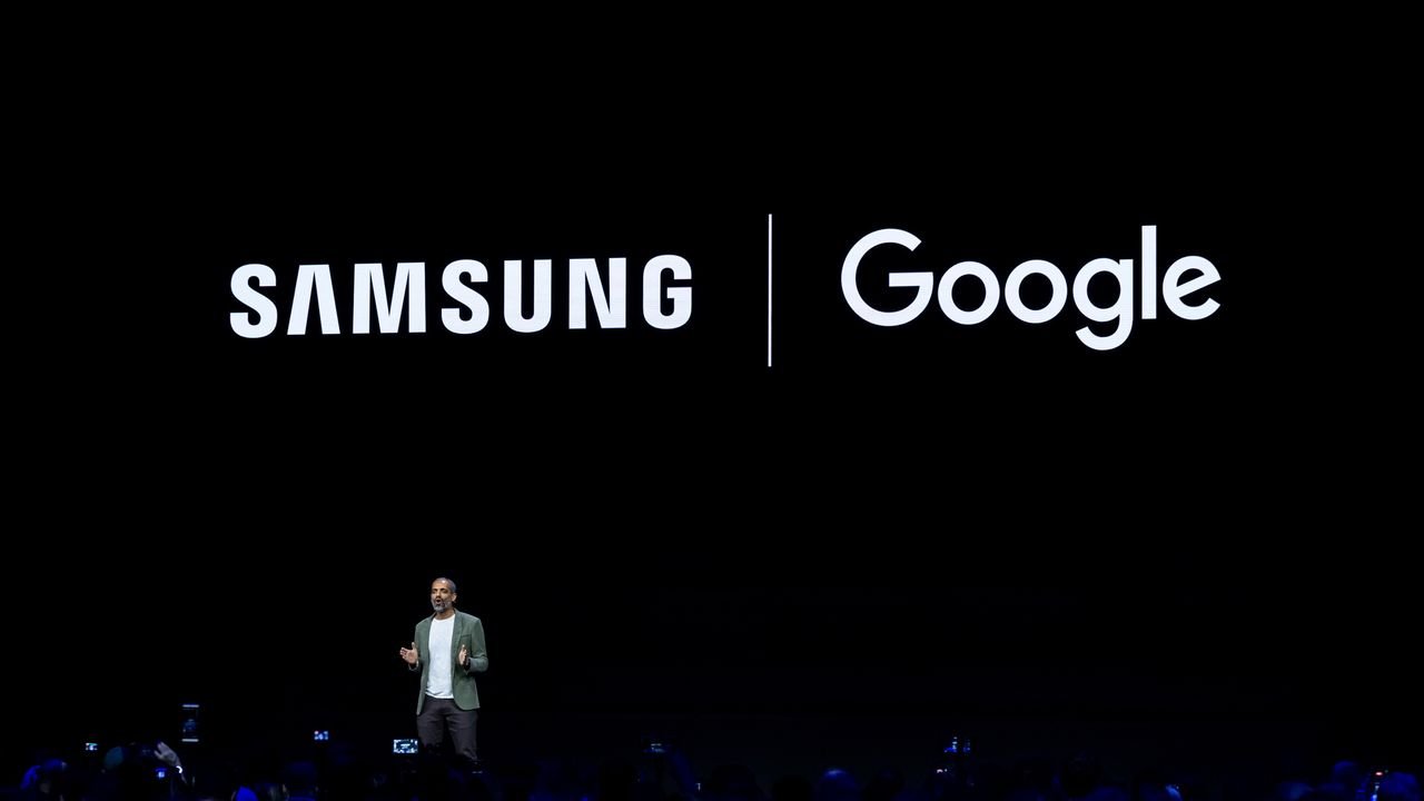 L'intelligenza artificiale di Samsung e Google sui Galaxy S26 &egrave; quella che Apple non &egrave; ancora riuscita a fare con Siri