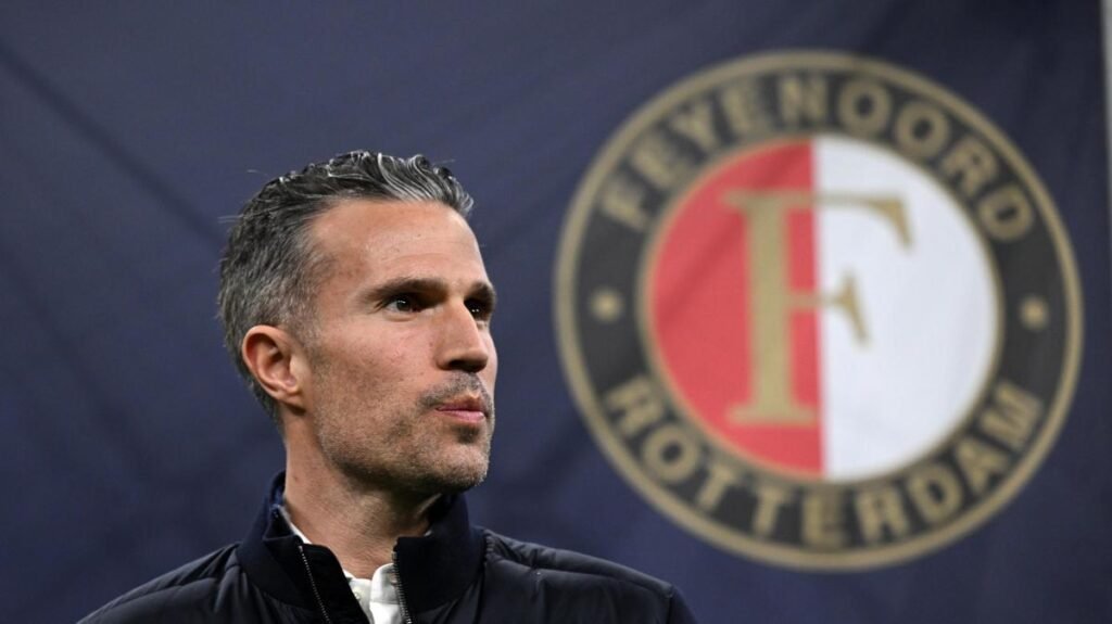 "Van Persie out": tifosi invocano l'esonero, il Feyenoord vince 1-0 e torna 2º in Eredivisie -