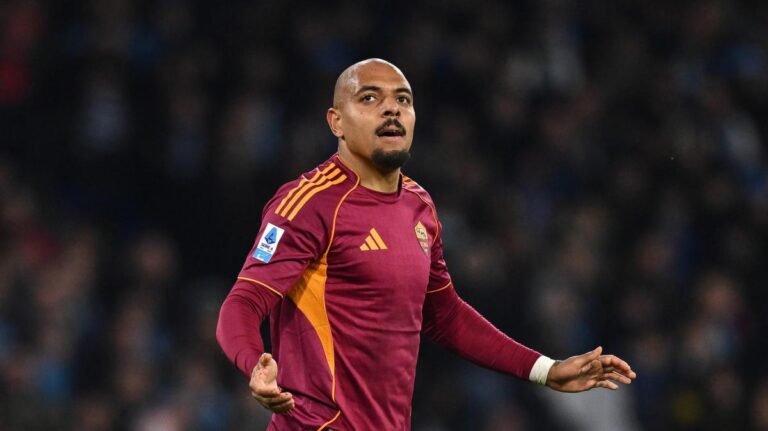 Malen fa un'altra doppietta: la Roma trova il gol del 2-1 a Napoli su rigore -