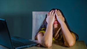 L'intelligenza artificiale diventa un confidente, i ragazzi chiedono aiuto ai bot per problemi sentimentali e psicologici