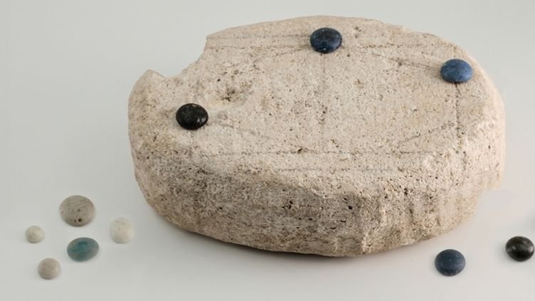 Le regole di un antico gioco da tavolo dell'Impero romano inciso su una pietra sono state svelate grazie all'intelligenza artificiale
