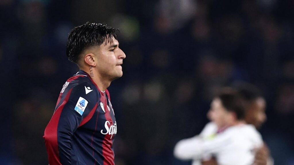 Bologna-Parma, Castro fa autogol ma l'arbitro annulla tutto dopo la revisione: cos'è successo -