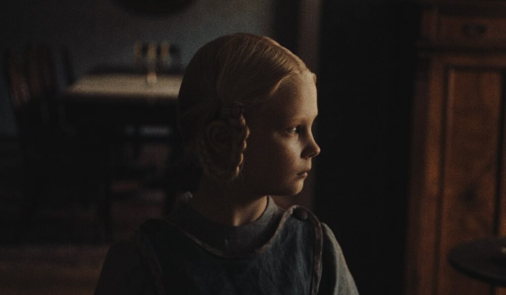 Il suono di una caduta, la recensione del film di Mascha Schilinski