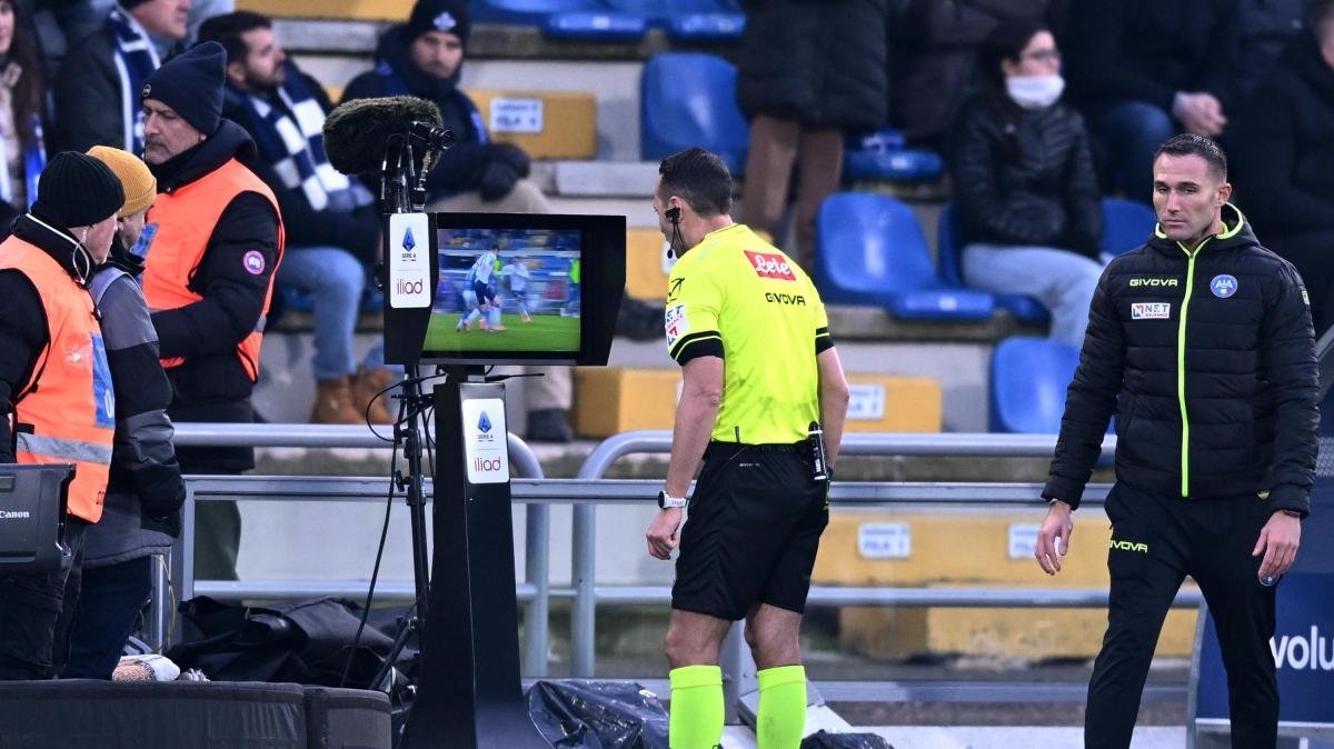 L'IFAB cambia il calcio e il VAR. Mai più casi Bastoni-Kalulu, almeno in teoria: le nuove regole -