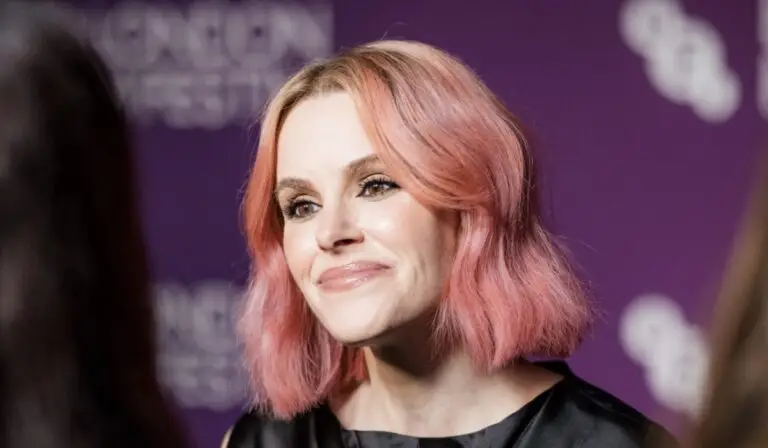 Intervista a Emily Hampshire, E.D.I.T. in VisionQuest